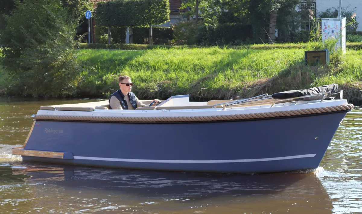 Reitdieper 600 Tender: Blauwe boot vaart op water