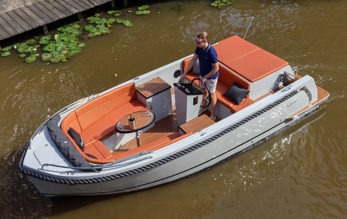 Reitdieper 635 Tender: Boot varend op water