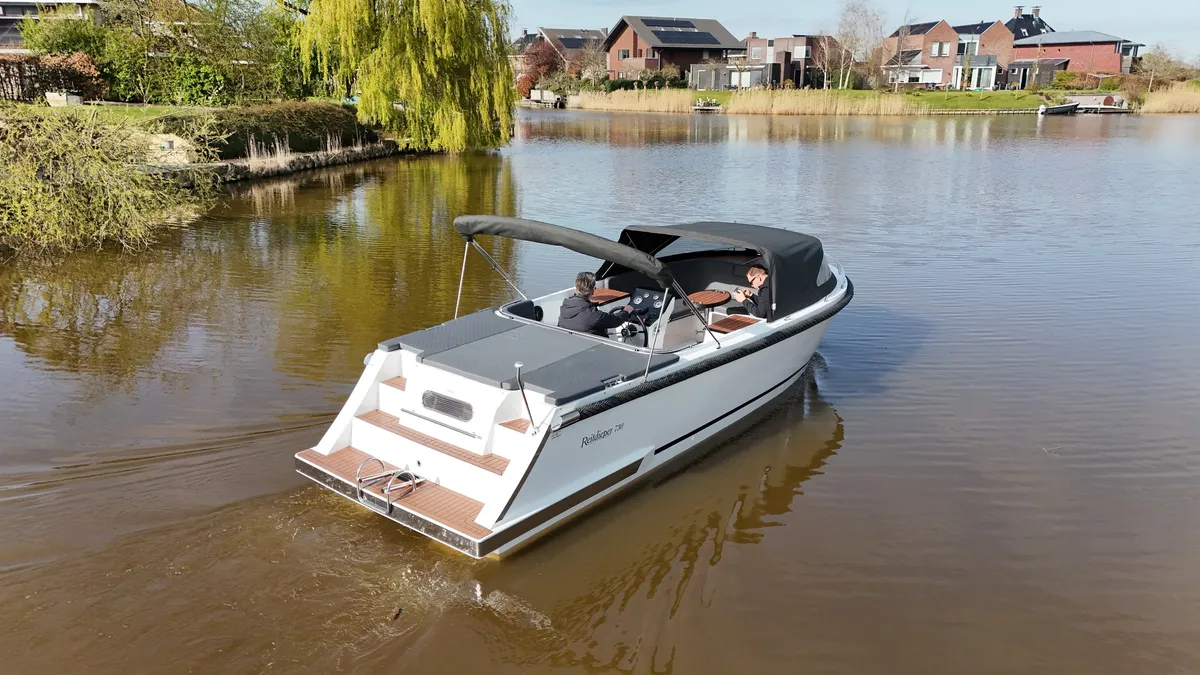 Reitdieper 730 Tender: Boot varend op water