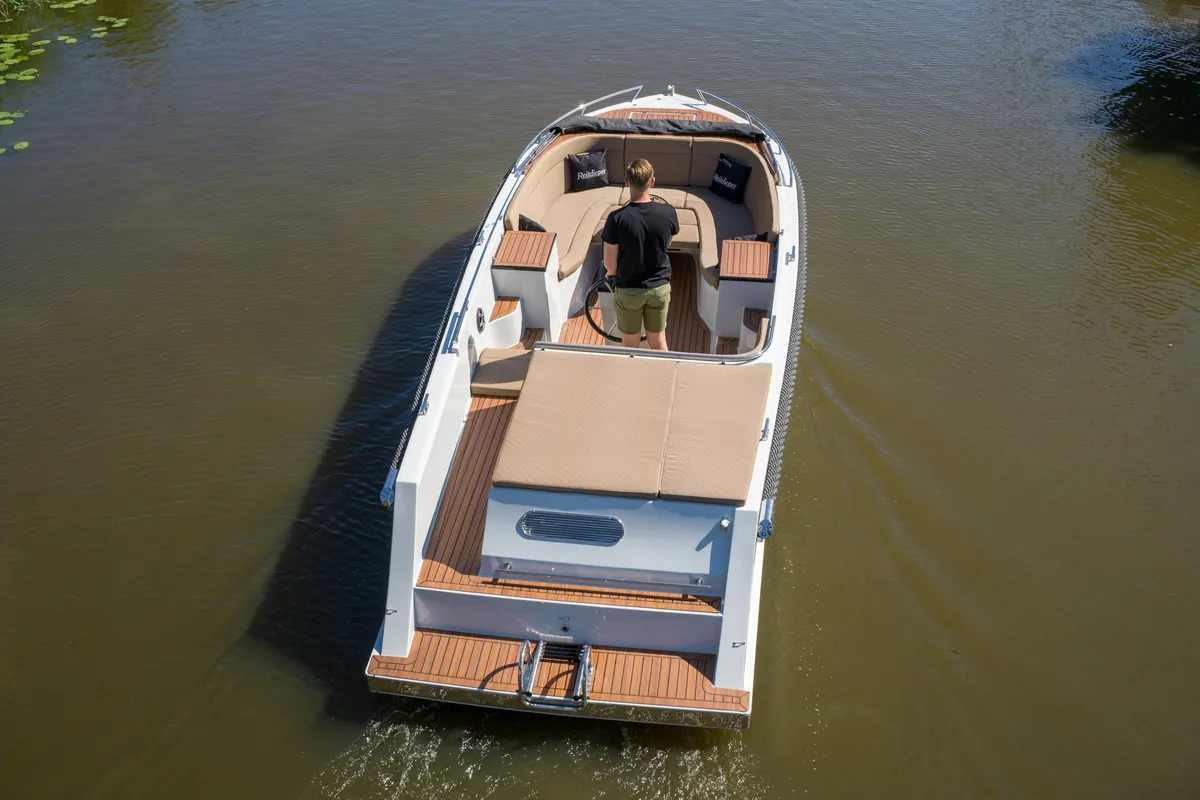Reitdieper 735 Tender: Boot van bovenaf gefotografeerd op water