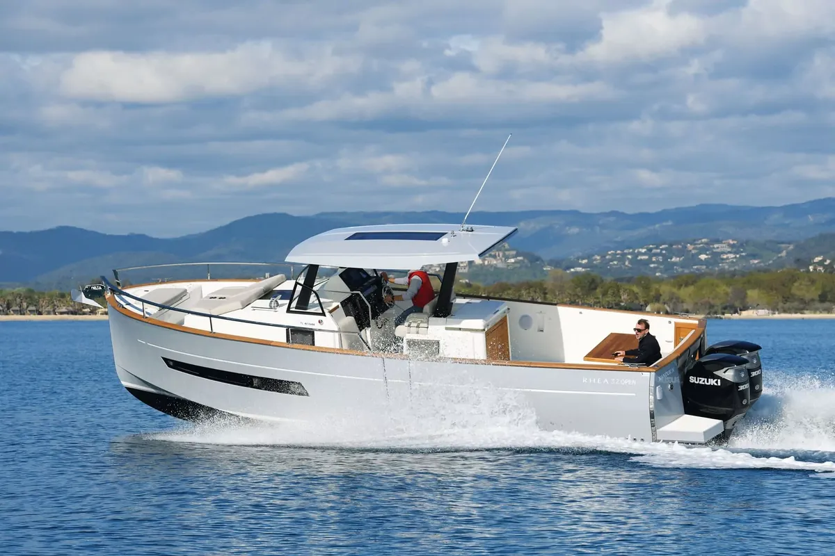 Rhea Marine 32 HB Open: Boot varend op zee