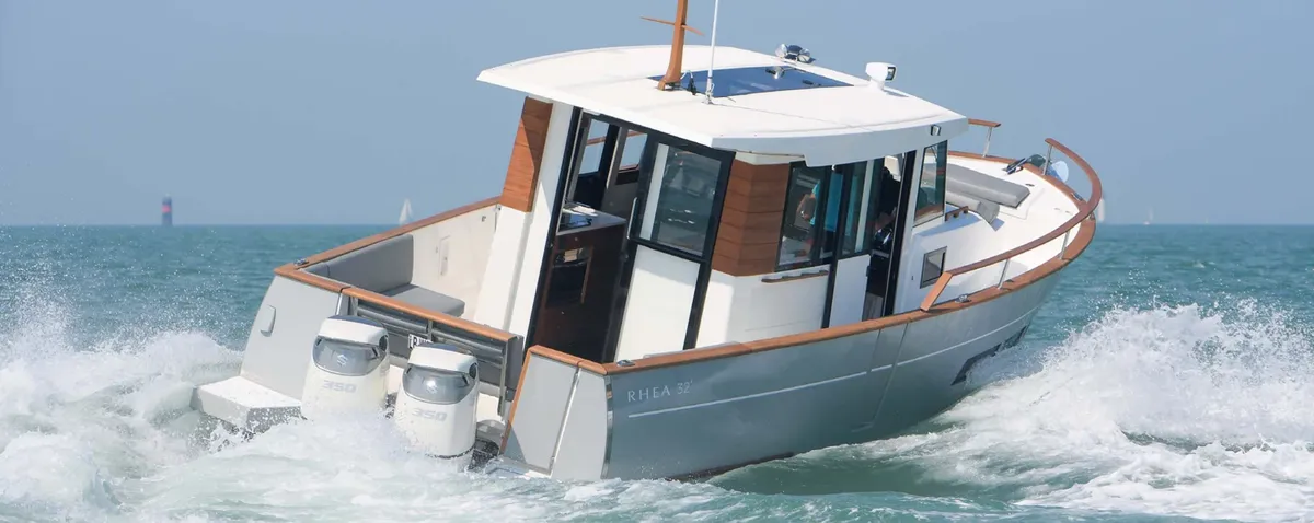Rhea Marine 32 HB Timonier: Boot varend op zee