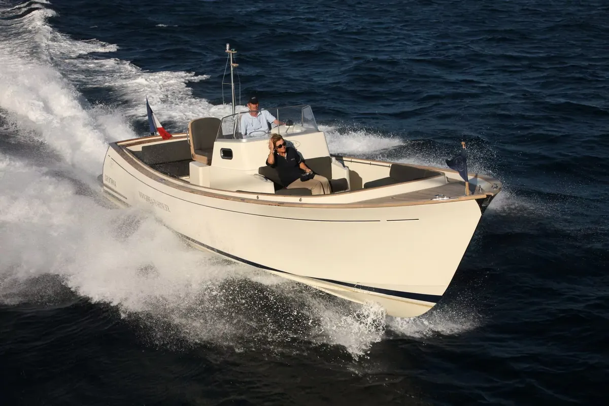 Rhea Marine 35 Open: Boot varend op zee