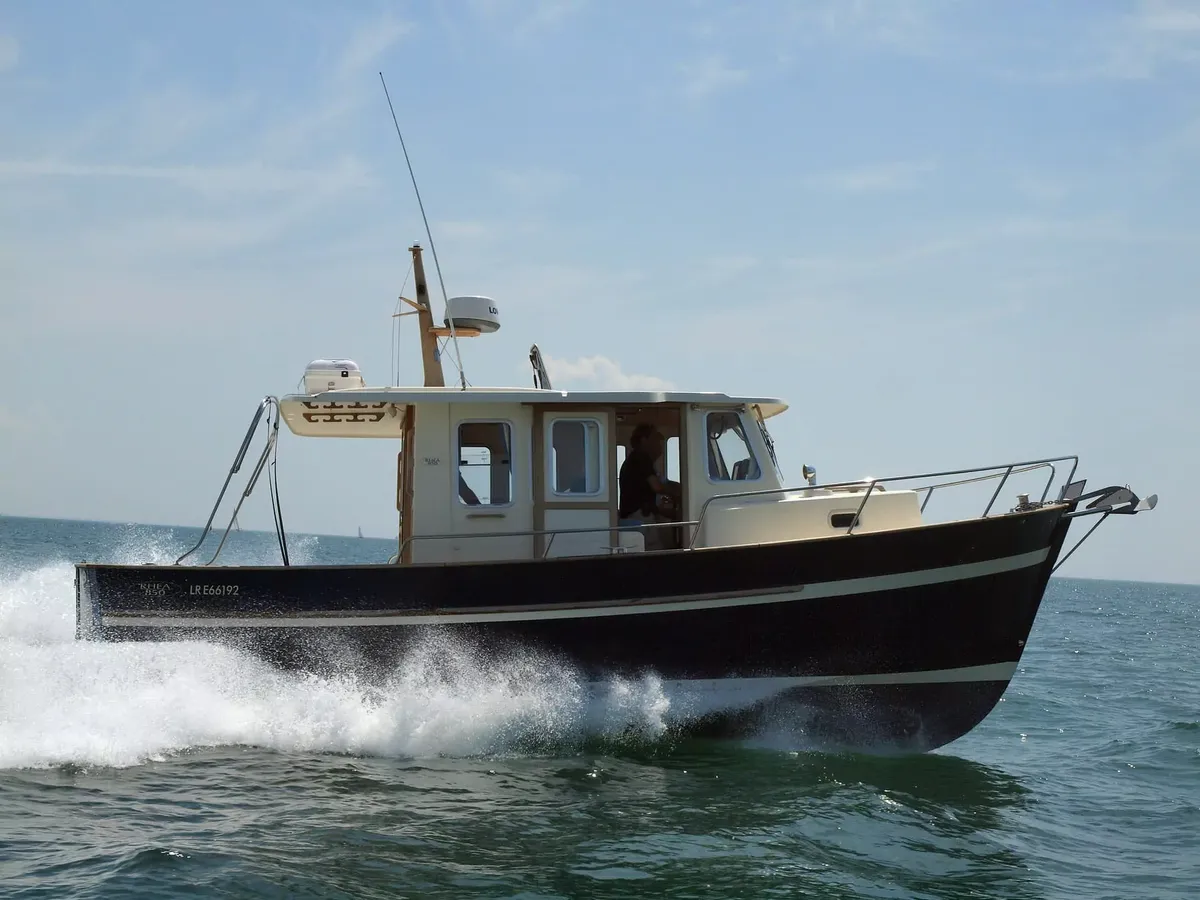 Rhea Marine 850 Timonier: Boot varend op zee