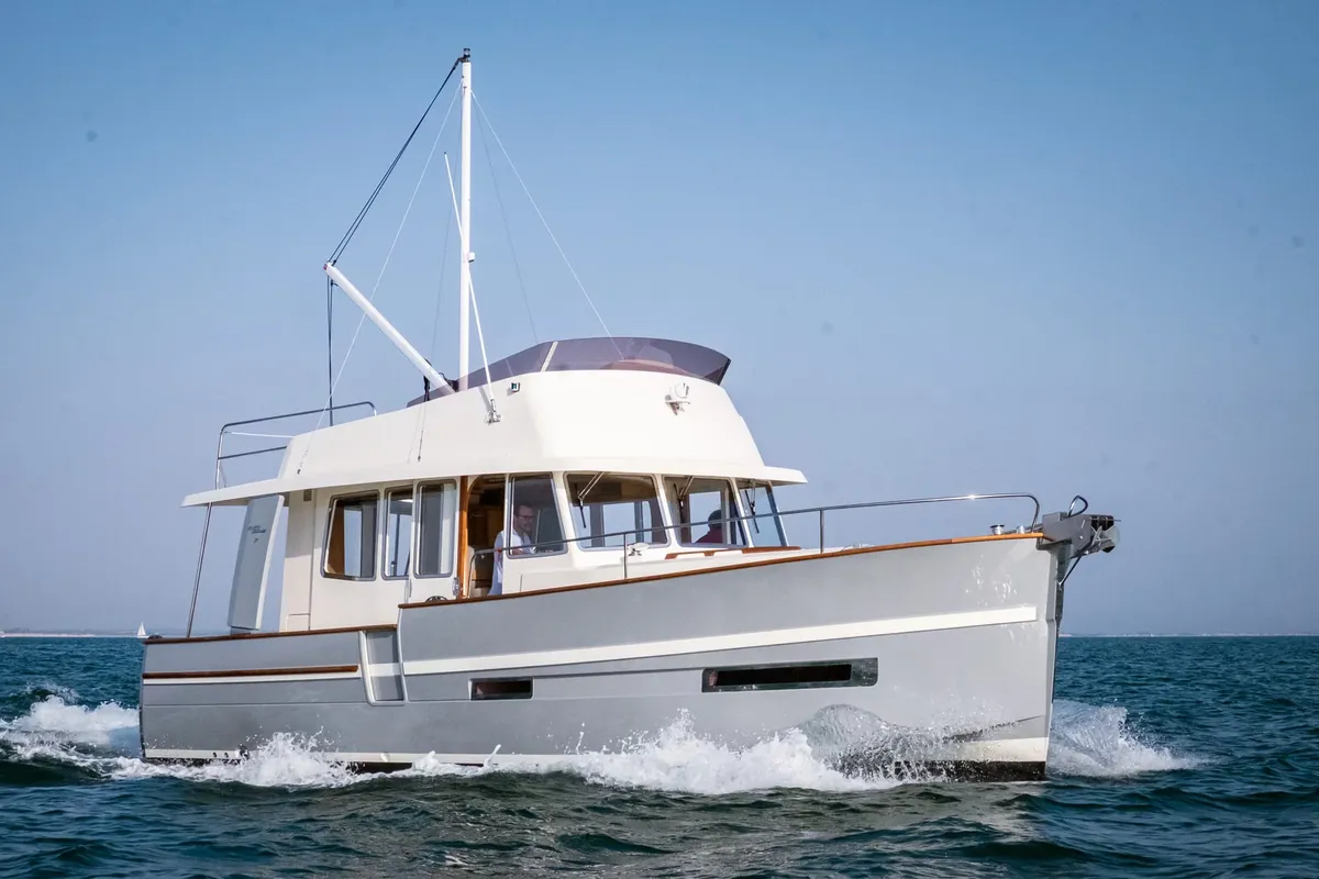 Rhea Marine Trawler 34: Boot varend op zee