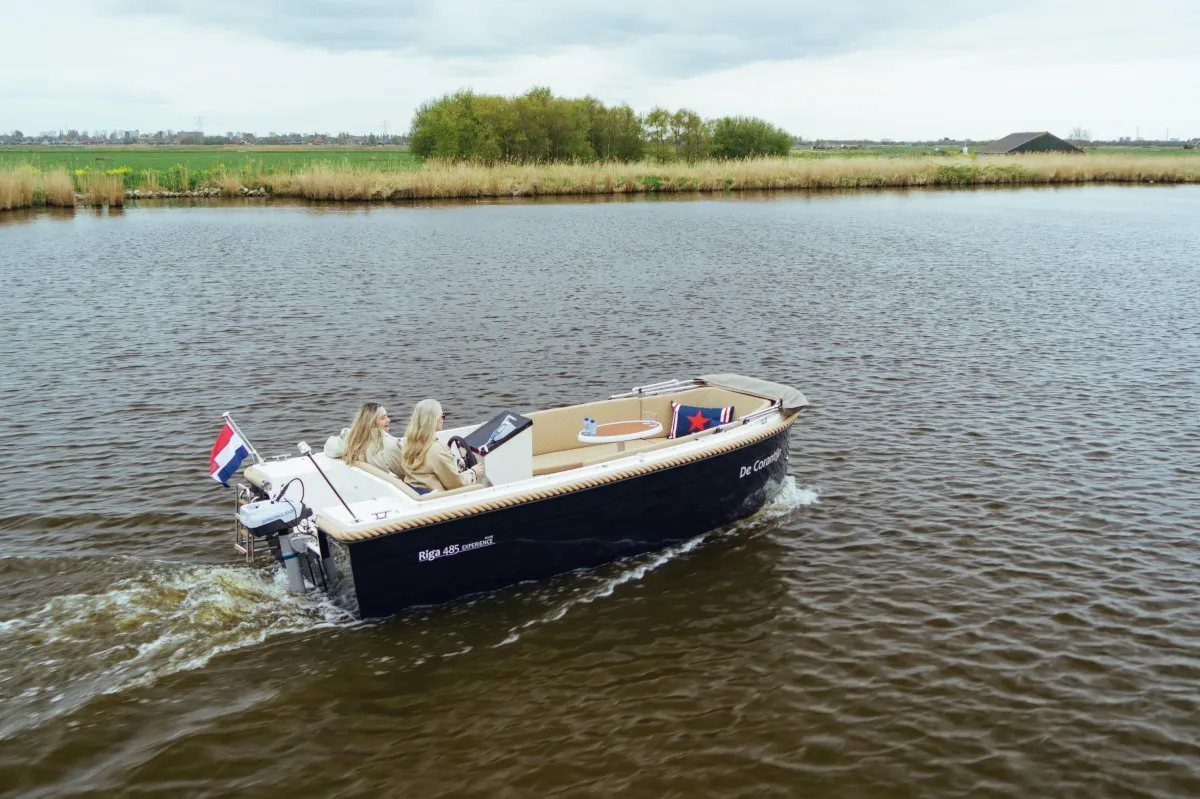 Riga Boats 485 Experience de Luxe: Boot varend op water