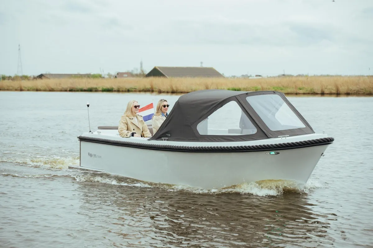 Riga Boats 595 Tender: Boot varend op water