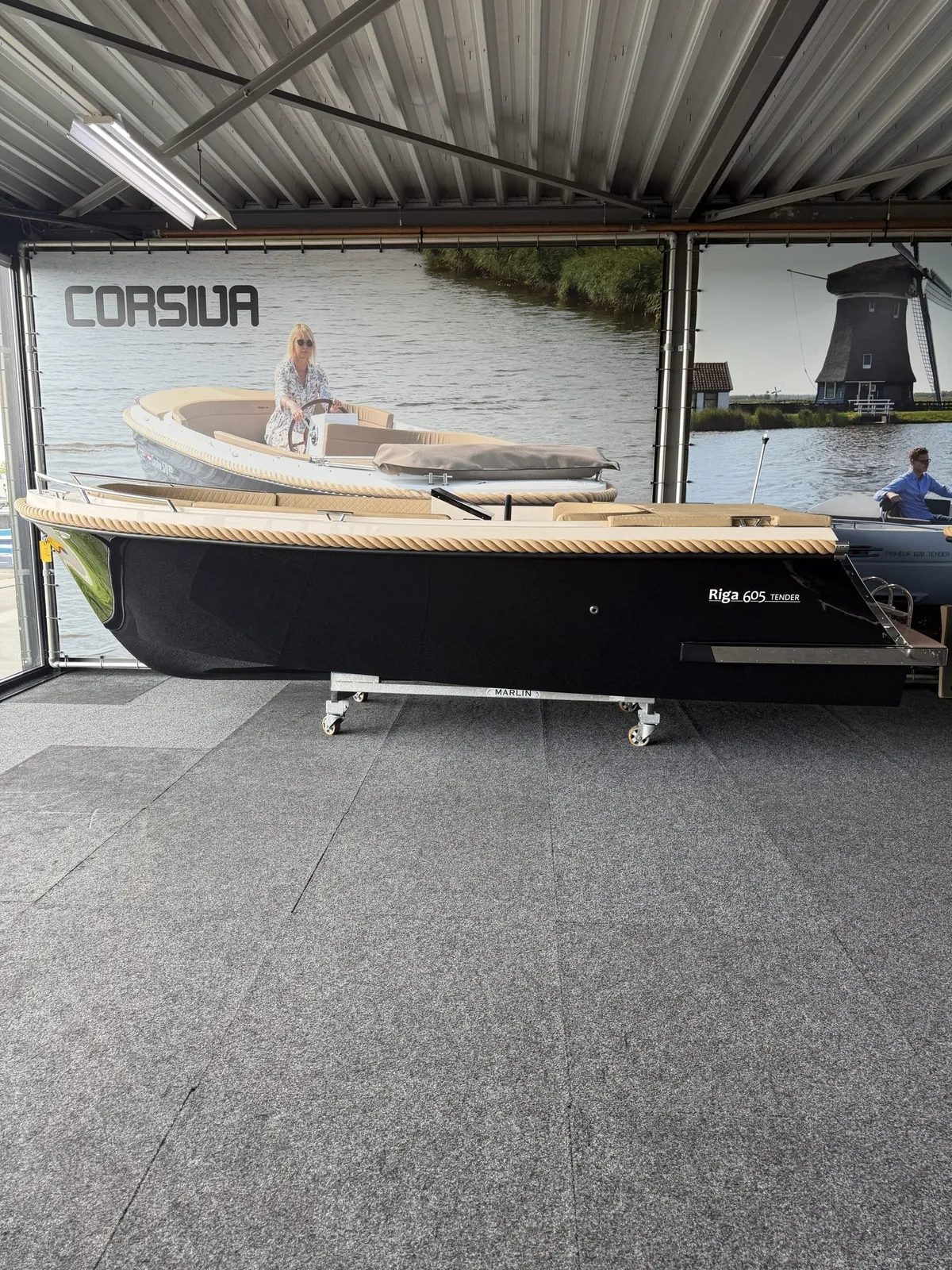 Riga Boats 605 Tender: Zwarte tenderboot in showroom