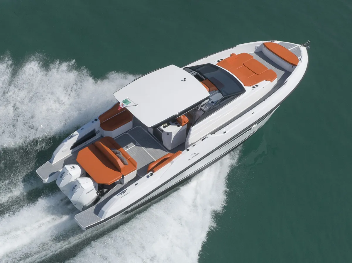 Rio Yachts Daytona 35 Bow Rider: Boot varend op water