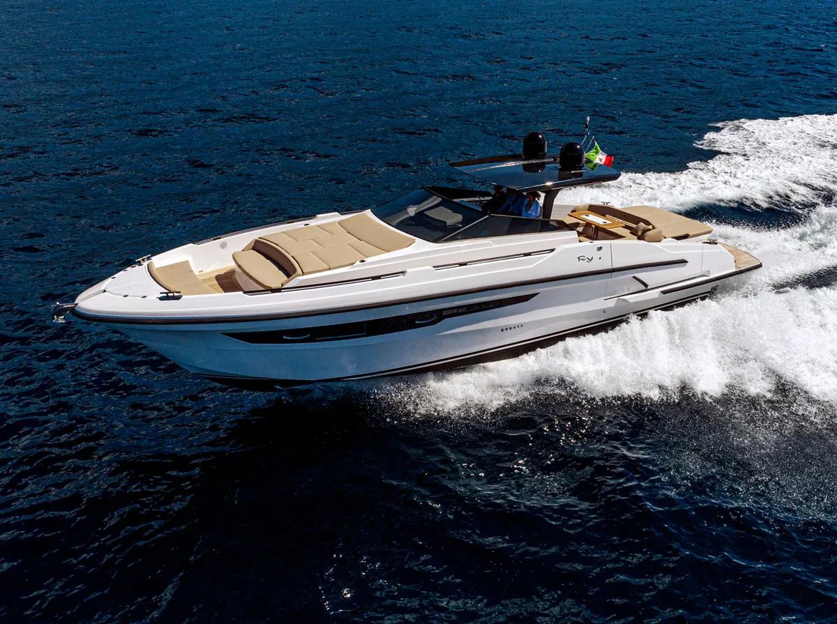 Rio Yachts Daytona 50: Witte boot varend op zee