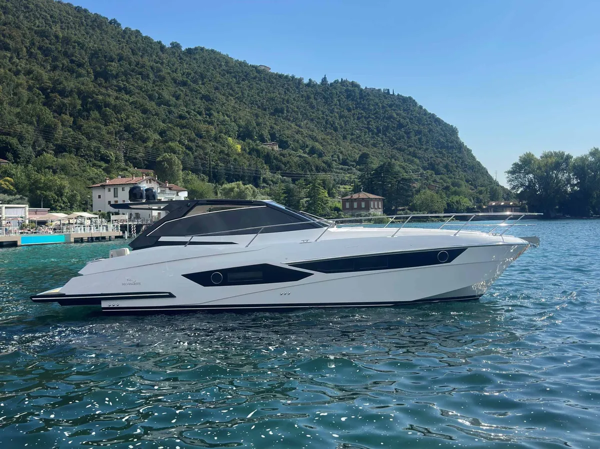Rio Yachts Paranà 40: Jacht op meer voor heuvel