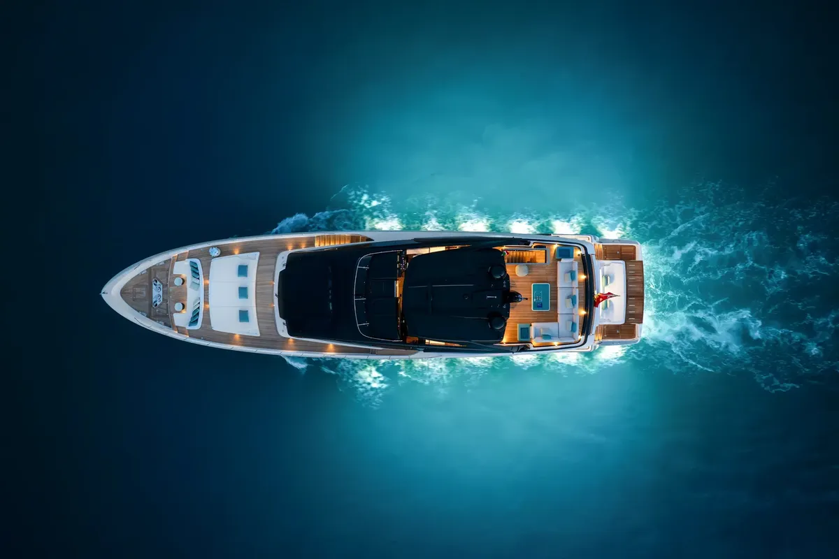 Riva 102' Corsaro Super: Luchtfoto jacht varend op zee