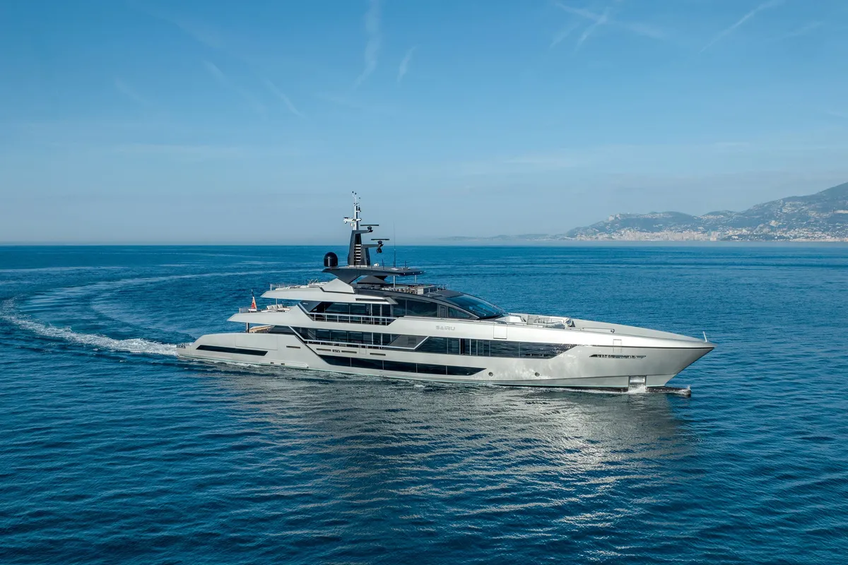 Riva 54METRI: Luxe jacht varend op zee
