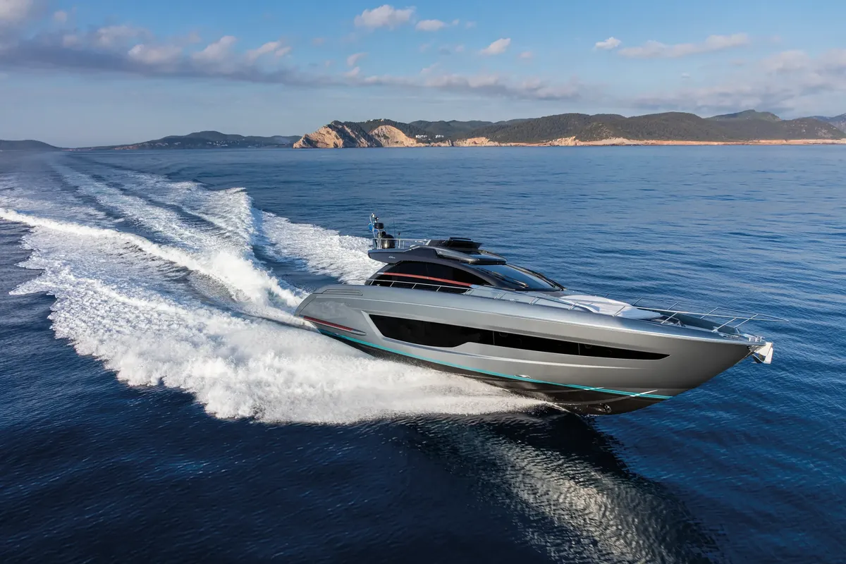 Riva 66' Ribelle: Jacht varend op zee met golven