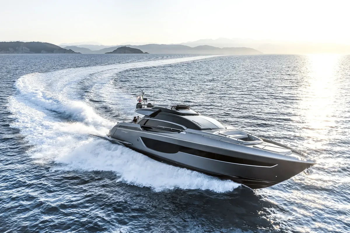 Riva 76' Perseo Super: Jacht varend op zee