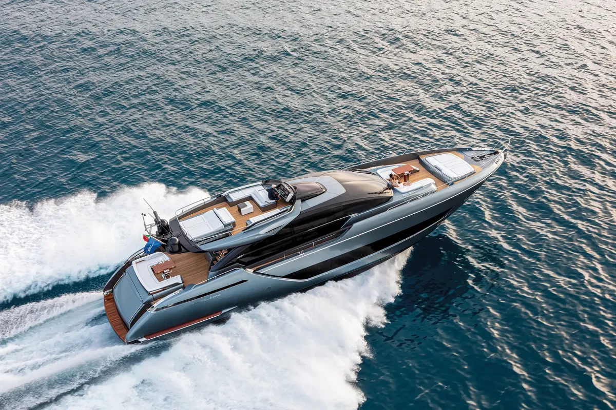 Riva 88' Folgore: Jacht varend op zee met golven