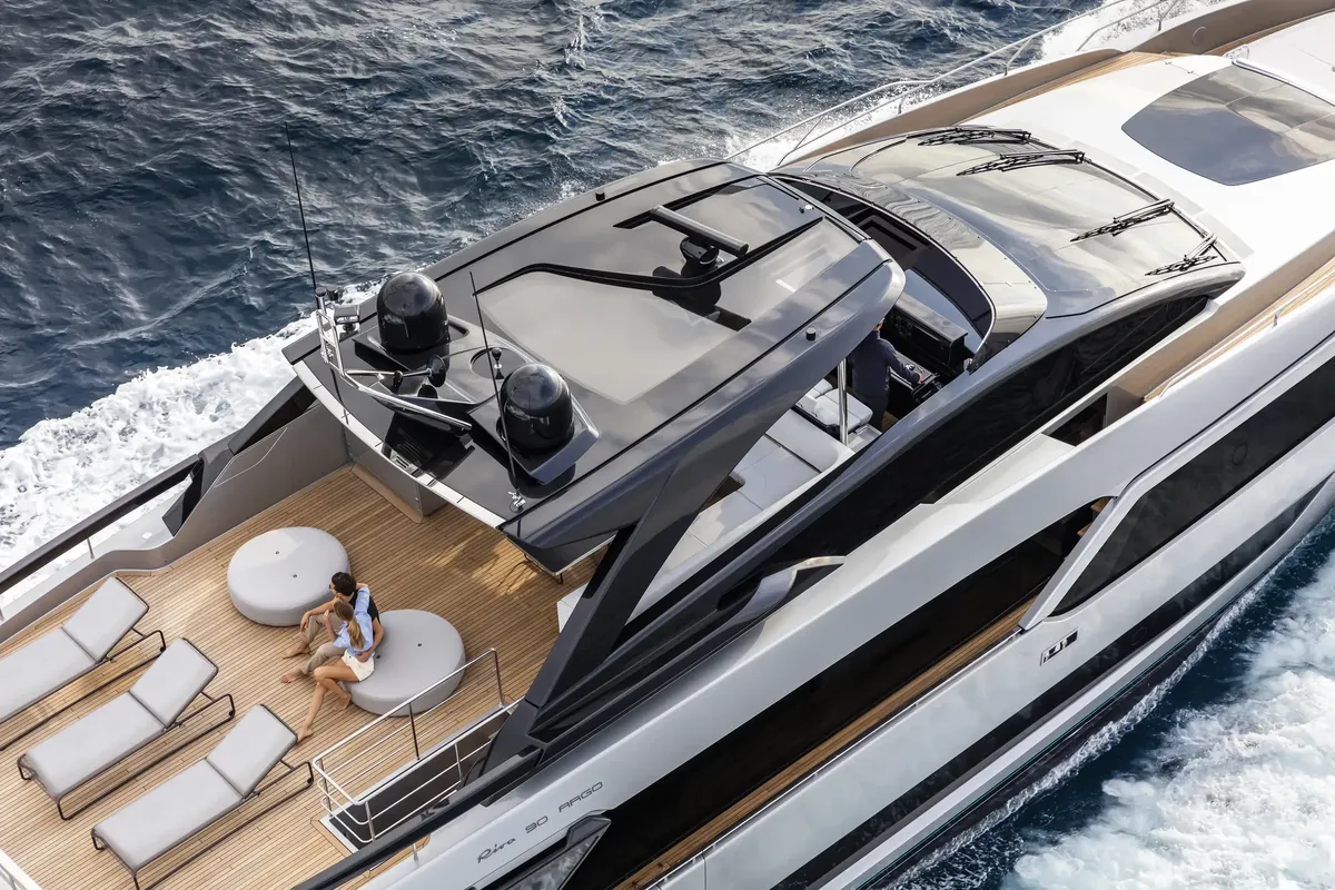 Riva 90' Argo: Luchtfoto jacht varend op zee