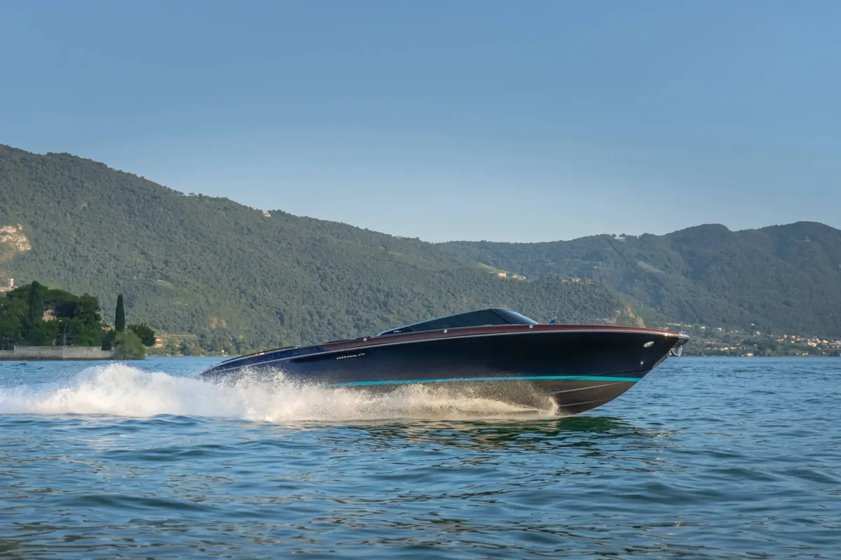 Riva Aquariva Special New: Speedboot varend op meer