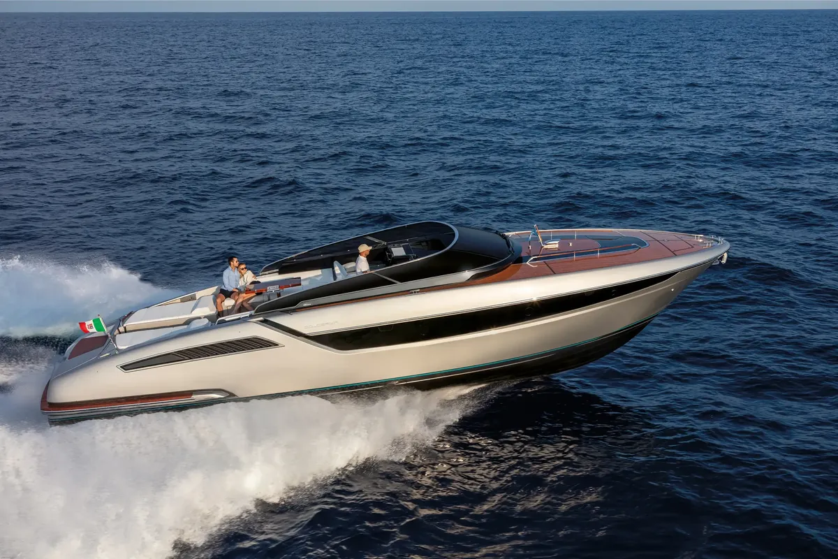 Riva Dolceriva: Speedboot varend op zee