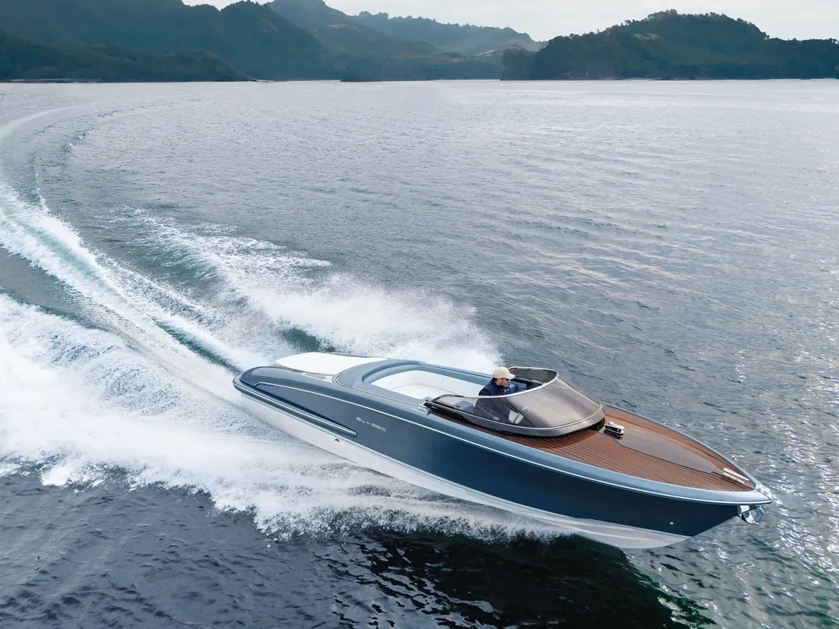 Riva El-Iseo: Speedboot varend op water