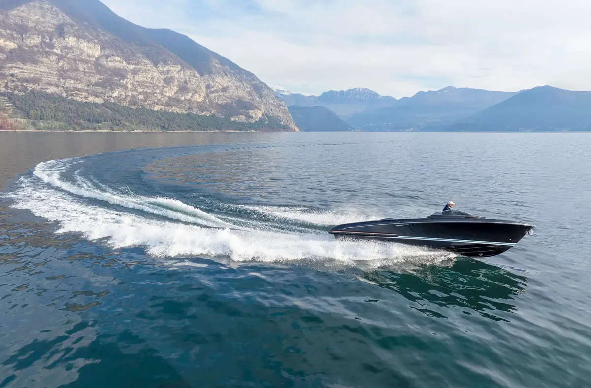 Riva Iseo Super: Boot varend op meer