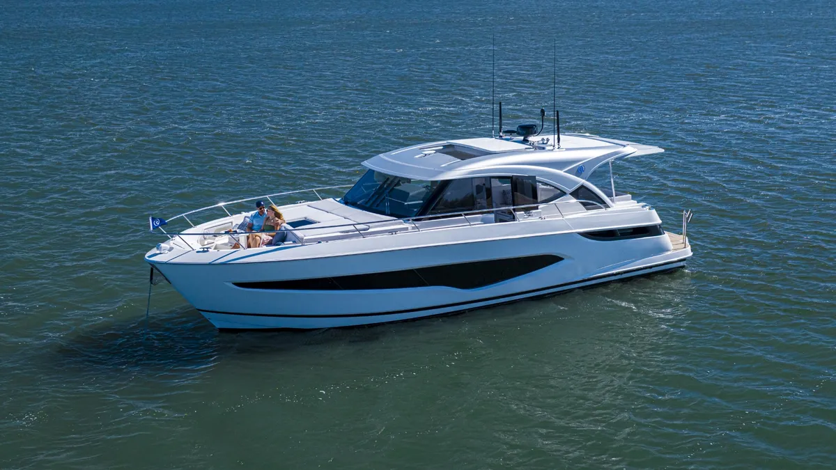 Riviera 4300 Sports Express: Voor anker zijaanzicht