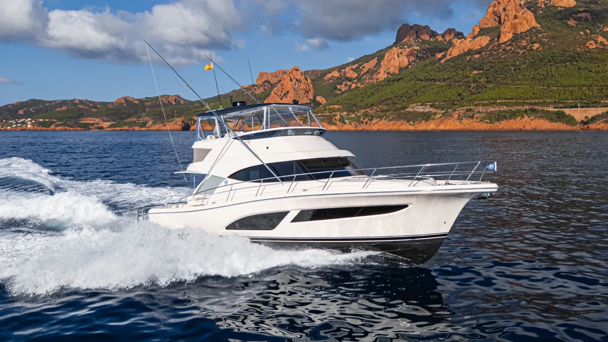 Riviera 46 Sports Motor Yacht: Varend langs kust