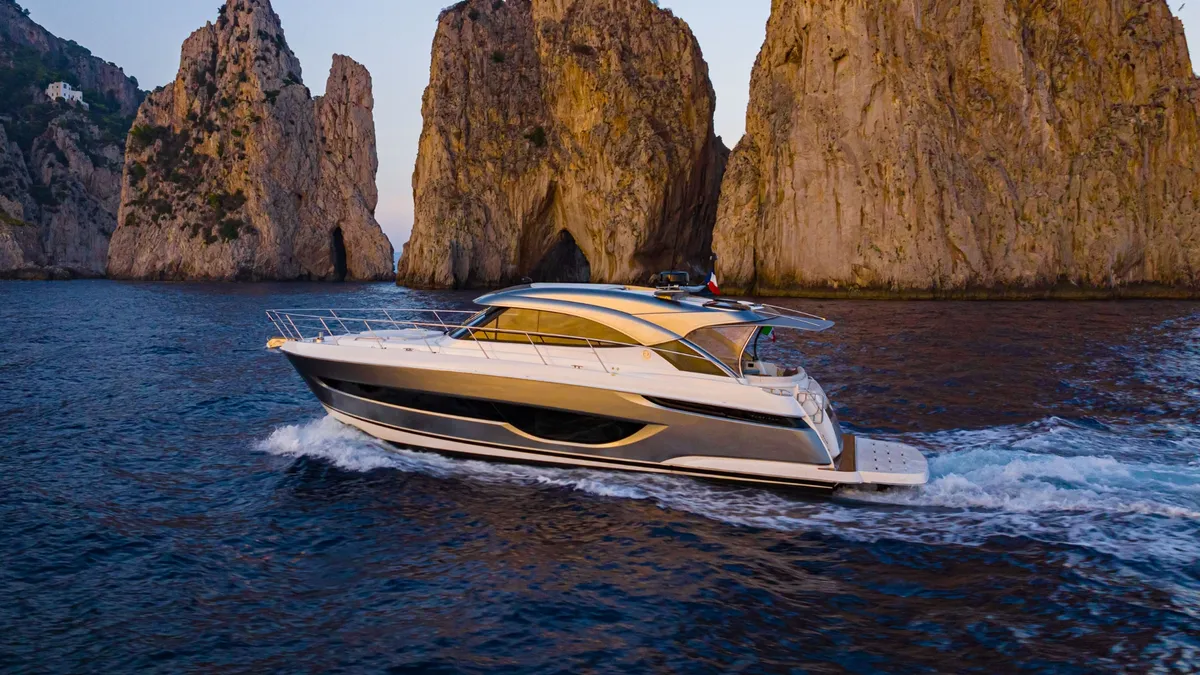 Riviera 4600 Sport Yacht Platinum Edition: Varend langs rotsen
