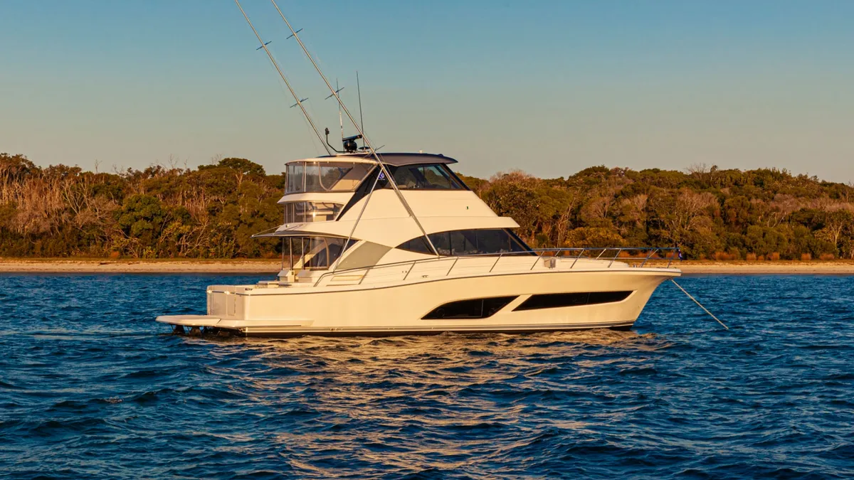 Riviera 50 Sports Motor Yacht: Voor anker zijaanzicht