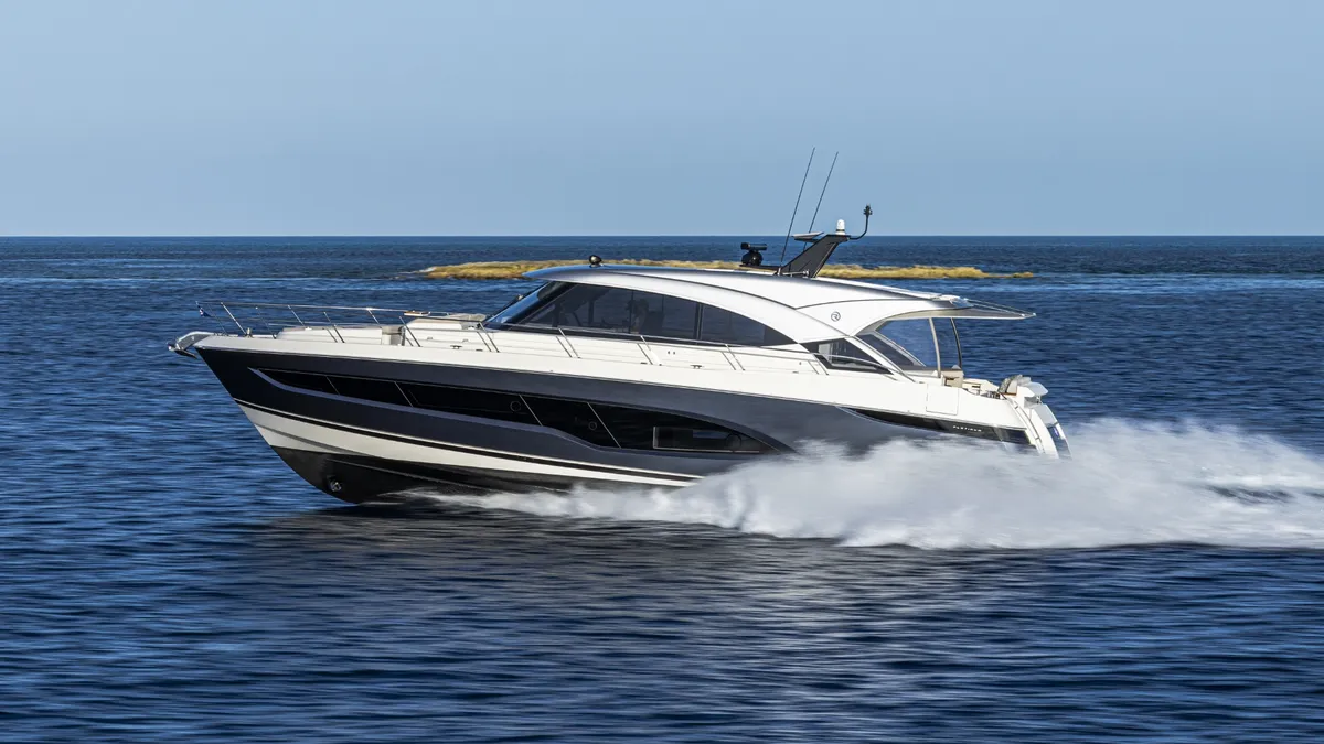 Riviera 5600 Sport Yacht Platinum Edition: Varend zijaanzicht