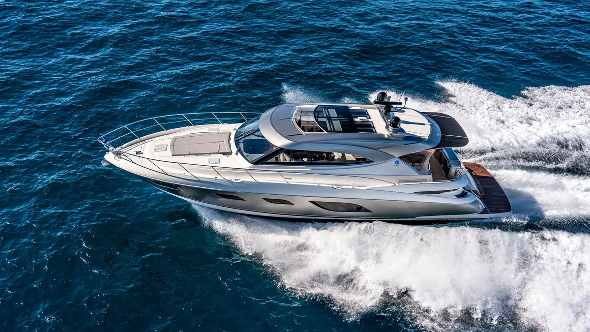 Riviera 6000 Sport Yacht Platinum Edition: Varend zijaanzicht