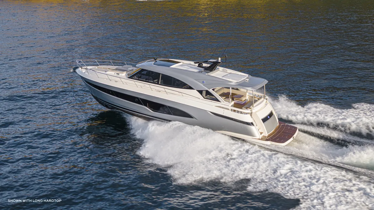 Riviera 6200 Sport Yacht Platinum Edition: Varend zijaanzicht