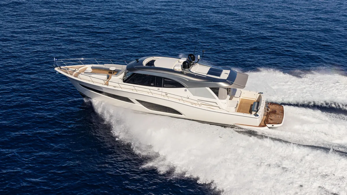 Riviera 645 SUV Series II: Varend zijaanzicht