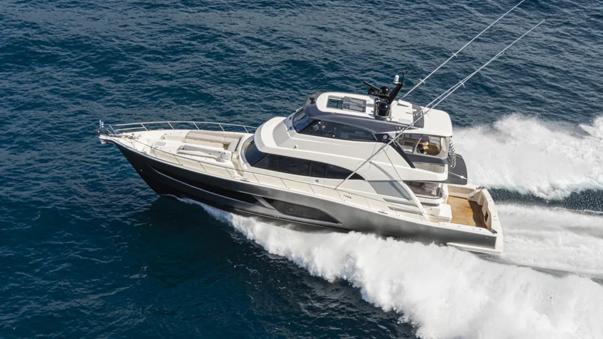 Riviera 68 Sports Motor Yacht Series II: Varend zijaanzicht