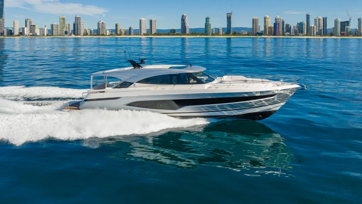 Riviera 6800 Sport Yacht Platinum Edition: Varend zijaanzicht voor skyline