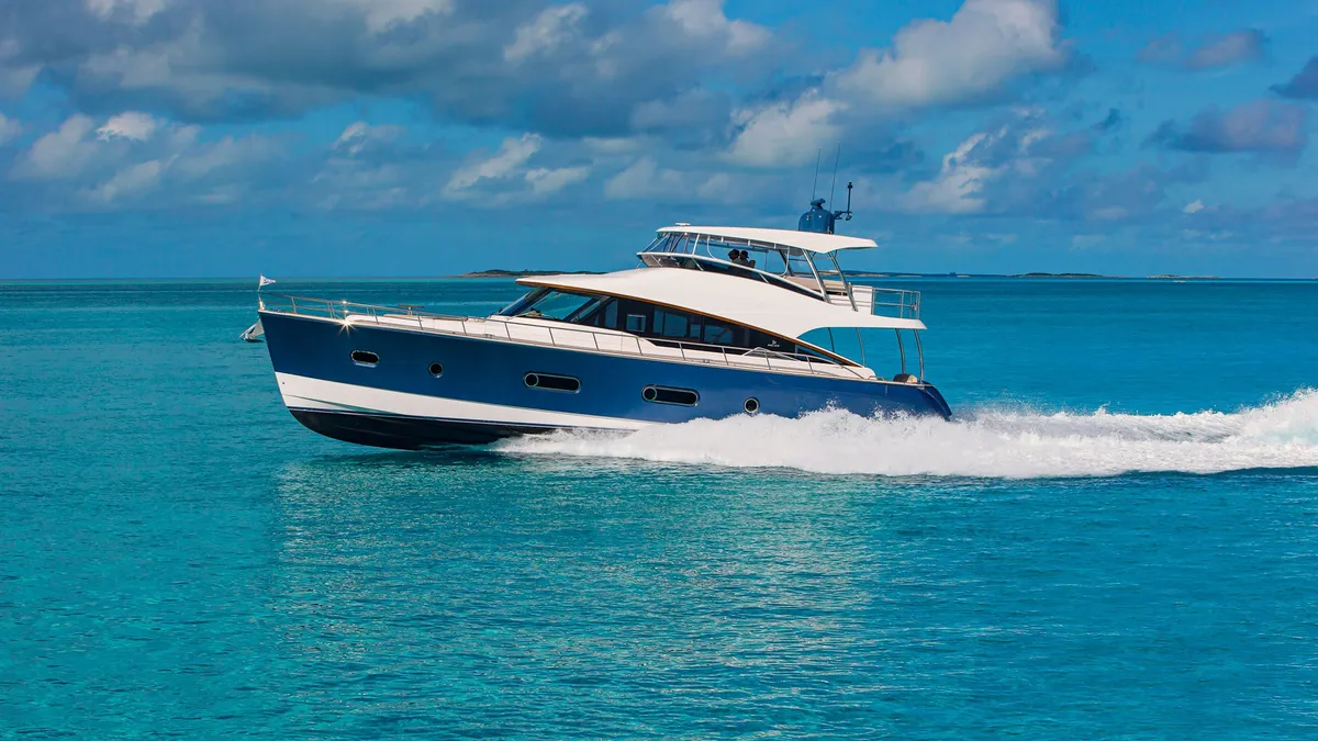 Riviera Belize 66 Daybridge: Zijaanzicht varend