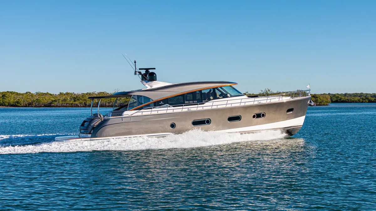 Riviera Belize 66 Sedan: Zijaanzicht varend