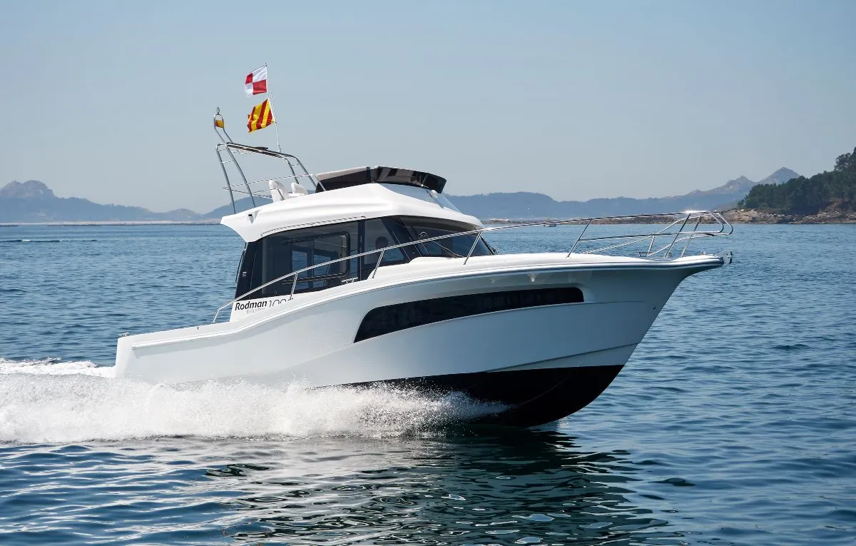 Rodman 1090 Evolution Flybridge: Boot varend op zee
