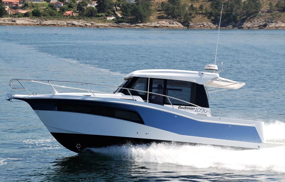 Rodman 1090 Evolution: Boot varend op zee
