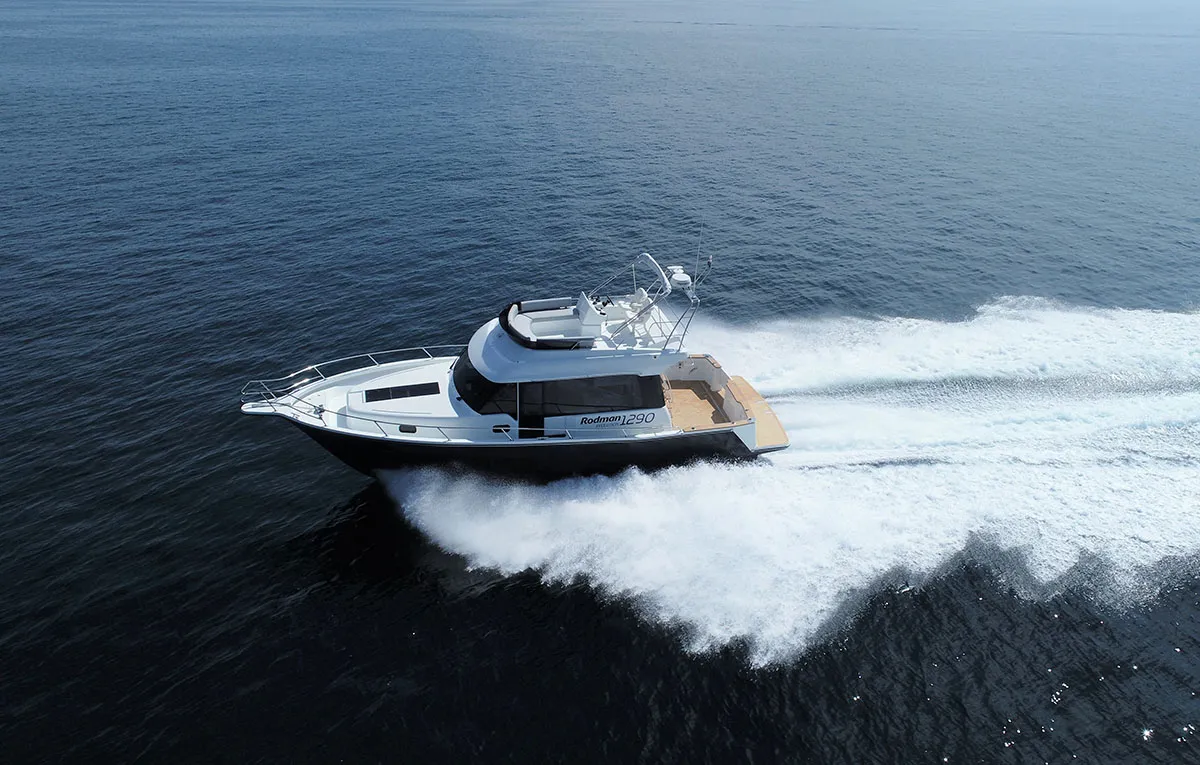 Rodman 1290 Evolution: Boot varend op zee