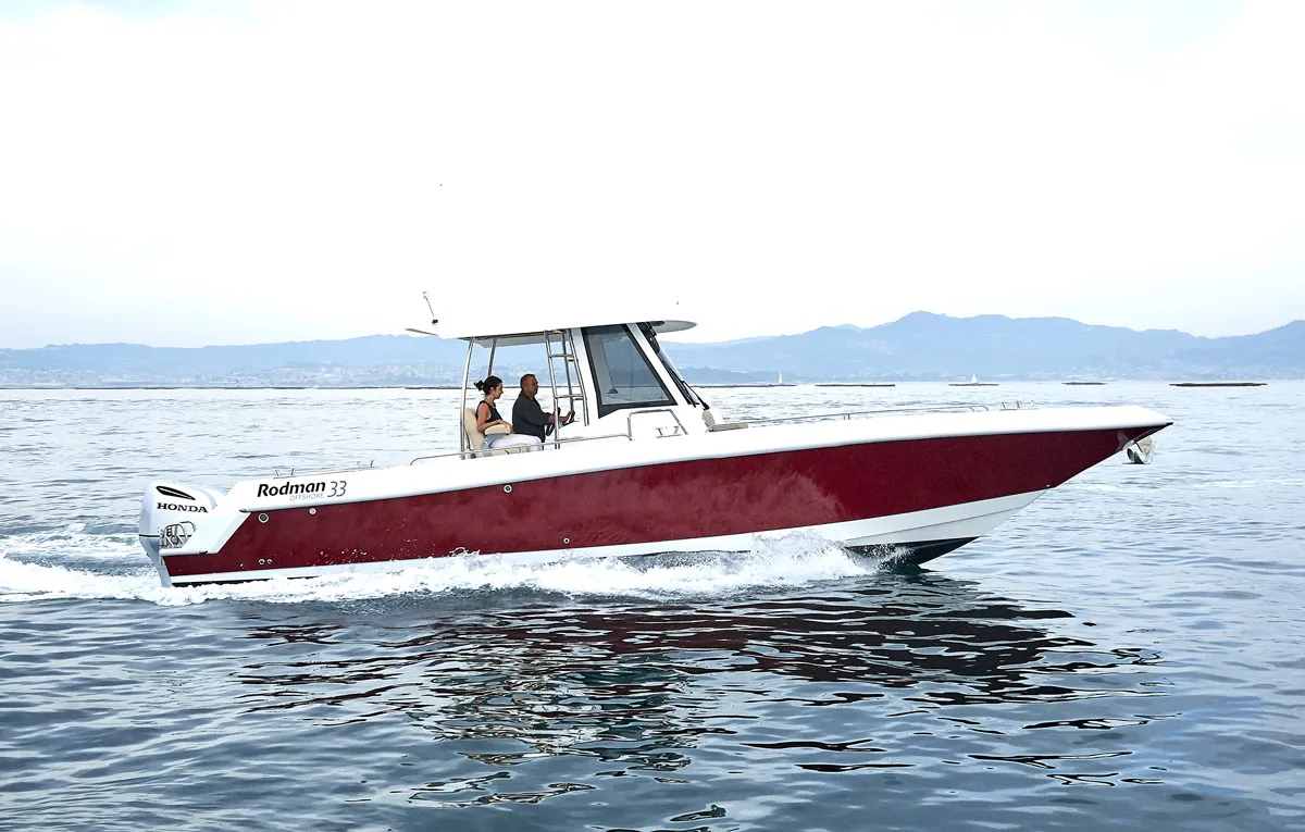 Rodman 33 Offshore: Rode boot varend op zee