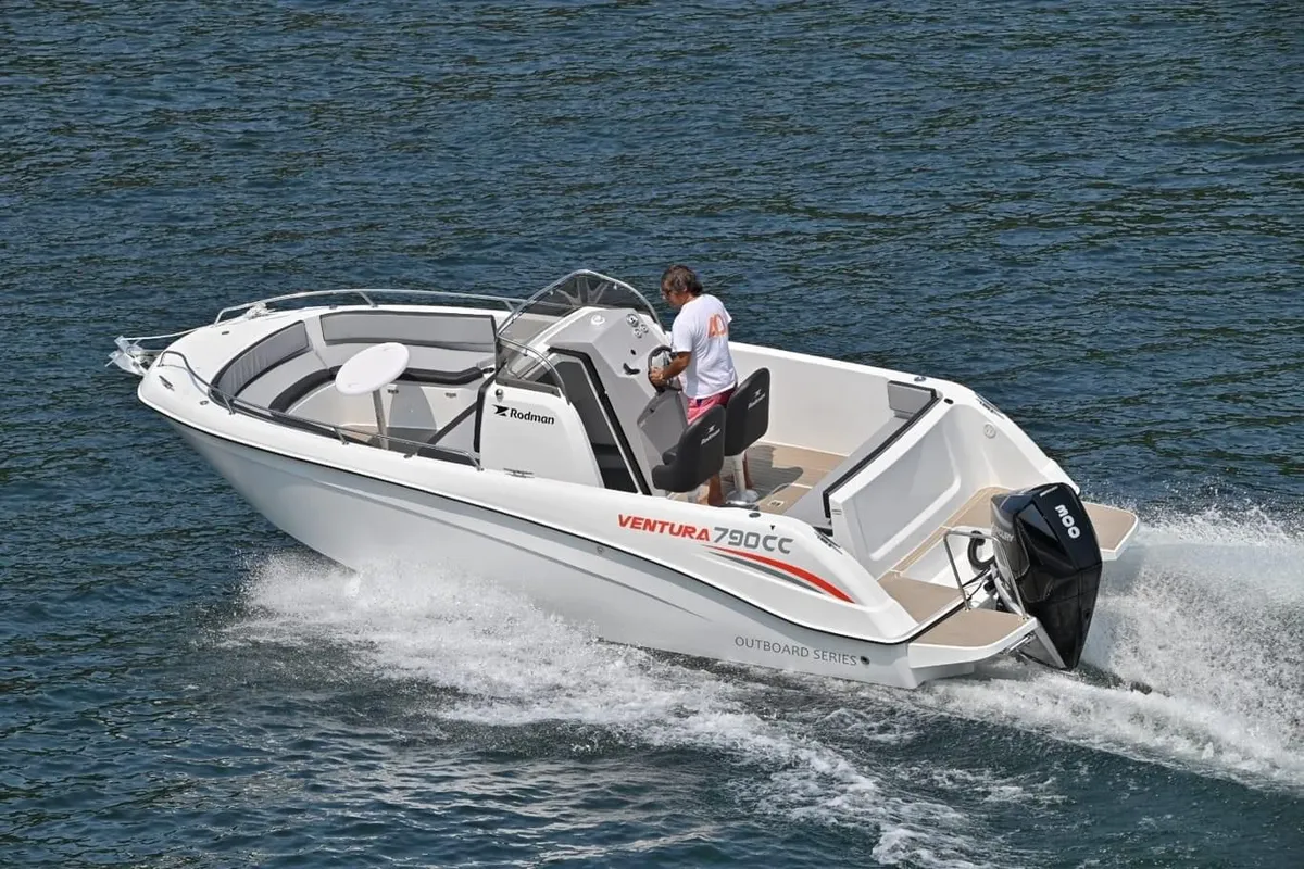 Rodman 790 Ventura CC: Boot varend op zee