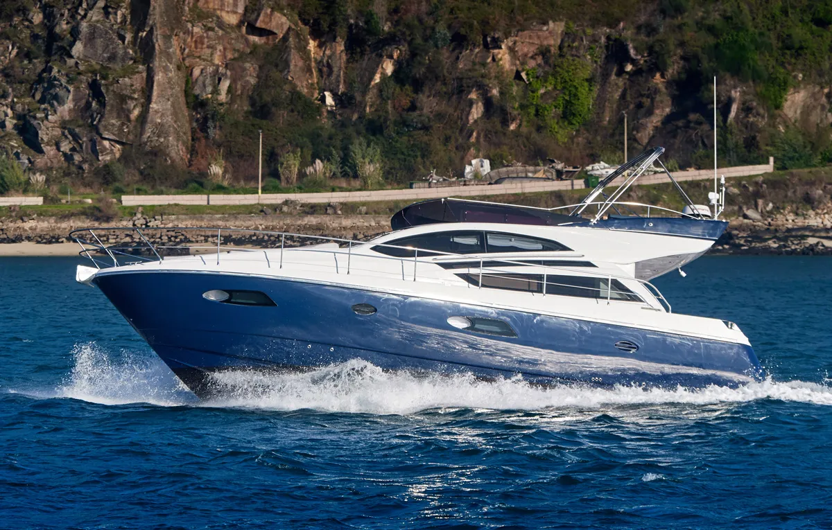 Rodman Muse 44: Boot varend op water