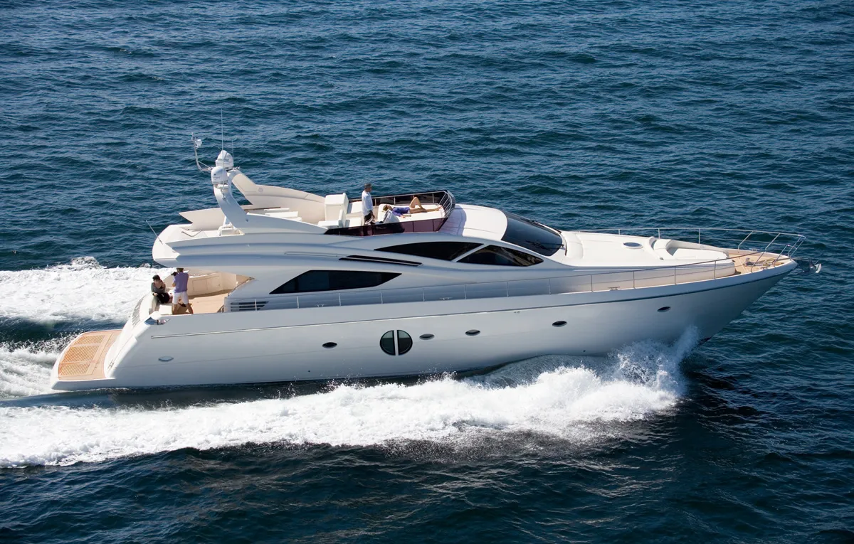 Rodman Muse 74: Witte motorjacht varend op zee
