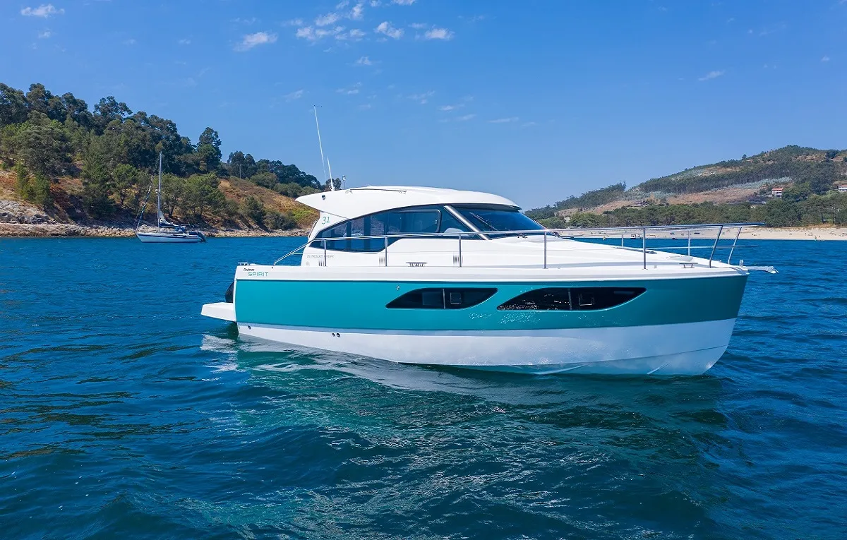 Rodman Spirit 31 Hard Top: Boot varend op zee