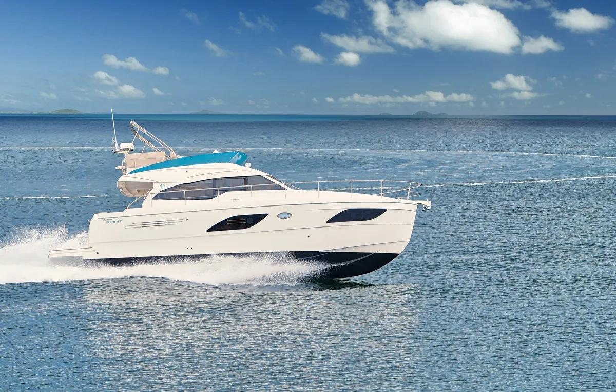 Rodman Spirit 42 Fly Bridge: Witte motorboot vaart snel over zee