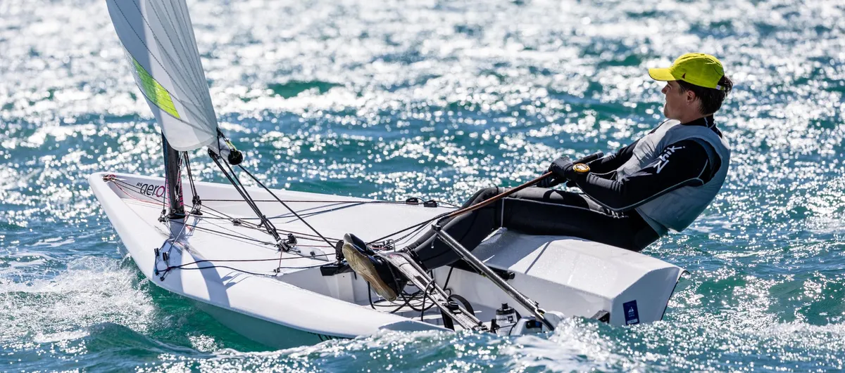 RS Sailing Aero: Zeilboot met opvarende op zee