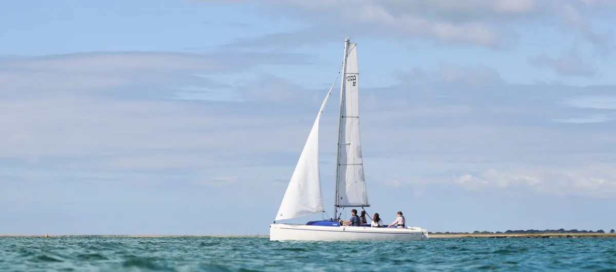 RS Sailing Aira 22: Zeilboot vaart op zee