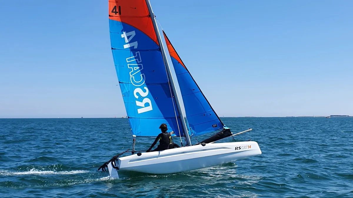RS Sailing CAT14: Catamaran zeilboot varend op zee