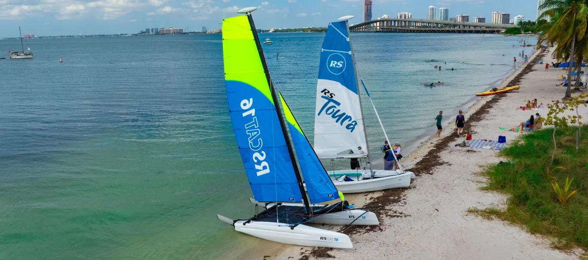 RS Sailing CAT16: Catamarans op strand aangemeerd